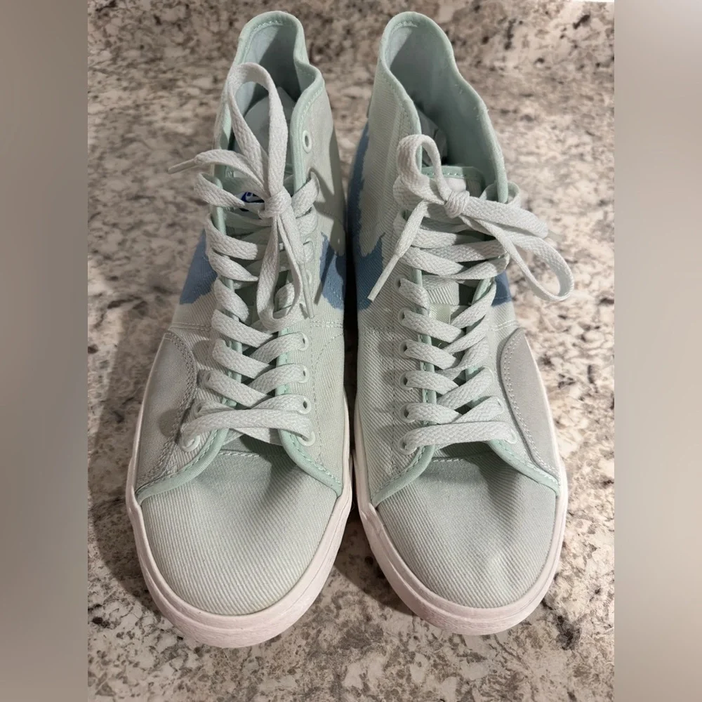 Nike SB Blazer Court Mid Barely Green Boarder Blue Men’s Size 8.5 Skateboarding